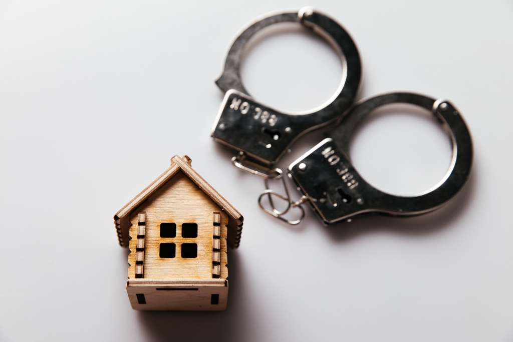 handcuffs-wooden-house-real-estate-fraud.jpg дом