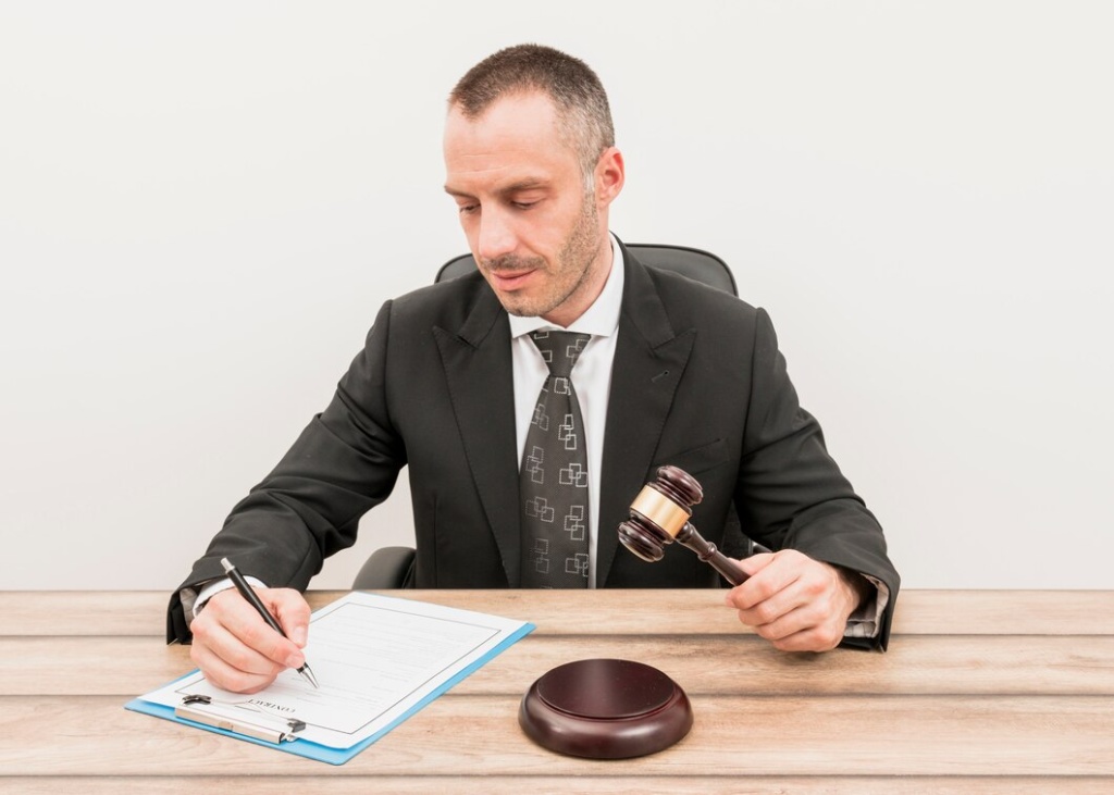 lawyer-filling-document_23-2147984144.jpg ручка